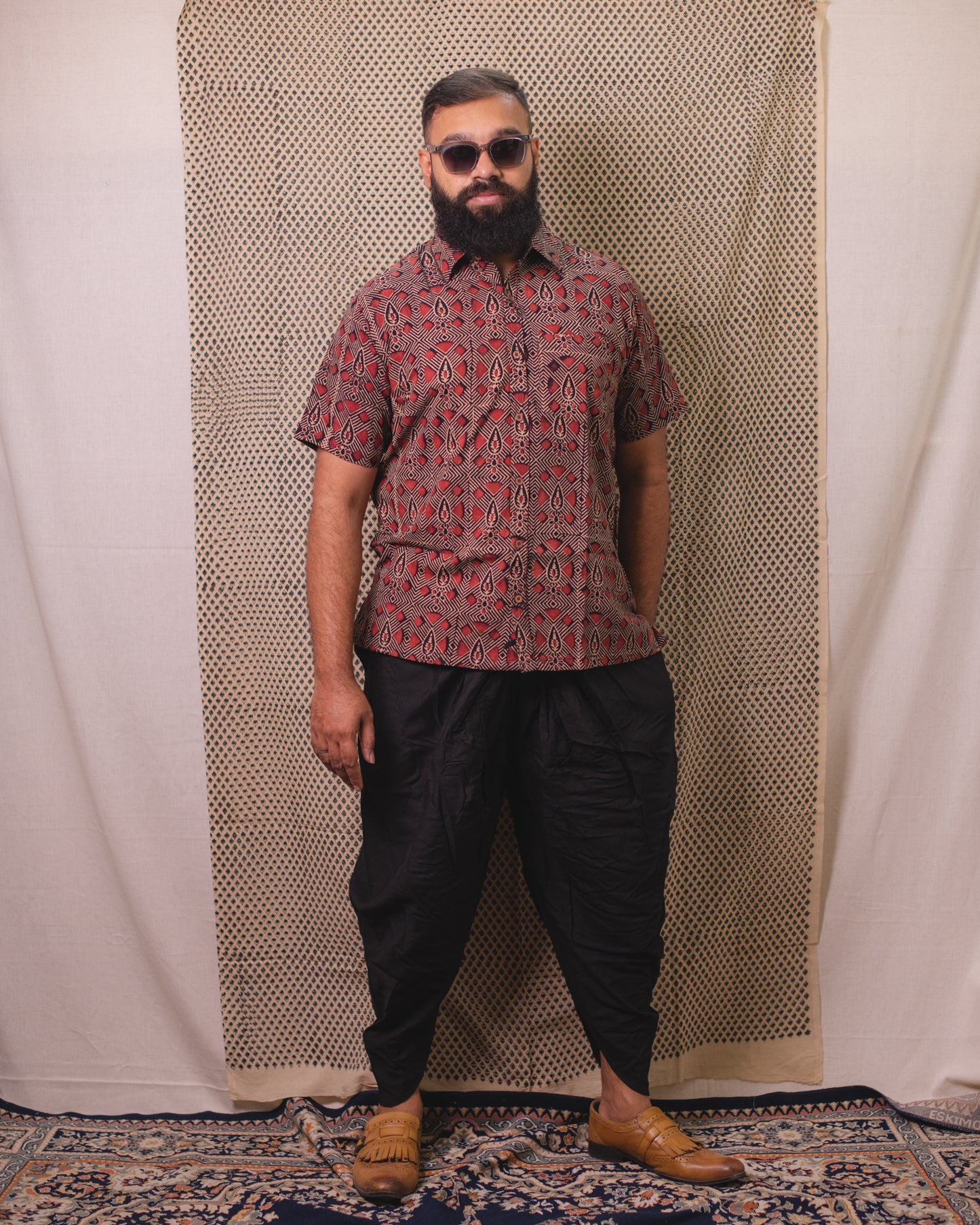 BLACK HIDDEN PENDANT SHIRT